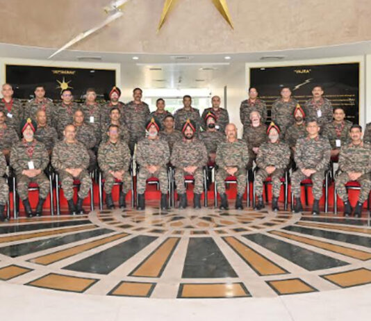 सप्त शक्ति कमांड सम्मेलन में भविष्य की सैन्य तैयारियों पर चर्चा Discussion on future military preparedness at the Sapta Shakti Command Conference.