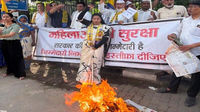 The Aam Aadmi Party staged a protest over women's safety. The Aam Aadmi Party staged a protest over women's safety.