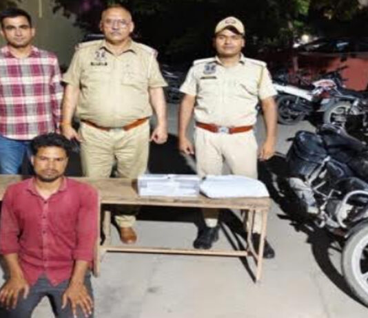 बैग चुराने वाला शातिर गिरफ्तार: 15 लाख के गहने व मोबाइल बरामद Cunning bag thief arrested