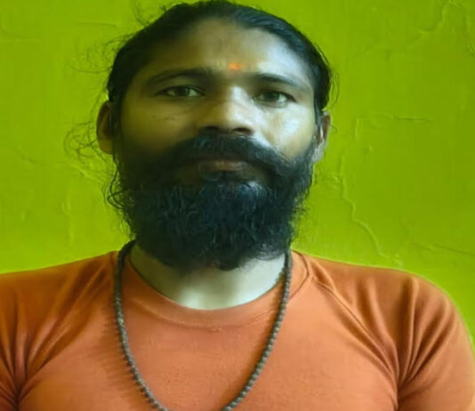 सीआईडी (सीबी) का बड़ा एक्शन: मंदिर में दबिश देकर 5.6 किलो अफीम और 7.5 किलो गांजे के साथ तस्कर गिरफ्तार Smuggler arrested with 5.6 kg of opium and 7.5 kg of cannabis following a raid on a temple.