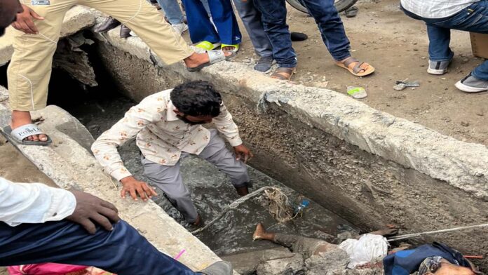 Speeding truck wreaks havoc in Jaipur Speeding truck wreaks havoc in Jaipur