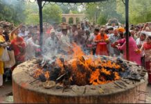 अखंड सिद्ध धूणी में 11 हजार नारियलों का महाभोग: भक्तिमय माहौल में गूंजा हनुमान चालीसा