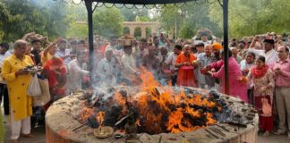 अखंड सिद्ध धूणी में 11 हजार नारियलों का महाभोग: भक्तिमय माहौल में गूंजा हनुमान चालीसा