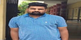 एटीएम कार्ड बदलकर ठगी करने वाला साइबर ठग गिरफ्तार Cyber fraudster arrested for swindling money by swapping ATM cards.