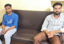 पशु चिकित्सक व पशुधन निरीक्षक रिश्वत लेते गिरफ्तार Veterinarian and livestock inspector arrested for accepting a bribe.