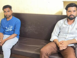 पशु चिकित्सक व पशुधन निरीक्षक रिश्वत लेते गिरफ्तार Veterinarian and livestock inspector arrested for accepting a bribe.