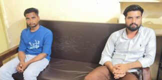 पशु चिकित्सक व पशुधन निरीक्षक रिश्वत लेते गिरफ्तार Veterinarian and livestock inspector arrested for accepting a bribe.