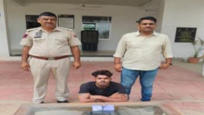 Cunning thief who stole ₹4.35 lakh in cash and jewelry nabbed. Cunning thief who stole ₹4.35 lakh in cash and jewelry nabbed.