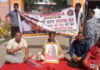 वंशिका प्रकरण: न्याय की मांग को लेकर भाजपा मुख्यालय पर धरने पर बैठे परिजन Vanshika Case: Family members stage sit-in at BJP headquarters demanding justice.