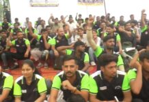 बहाली और बकाया वेतन की मांग को लेकर ट्रैफिक मार्शलों का प्रदर्शन Traffic marshals protest demanding reinstatement and payment of outstanding salaries.