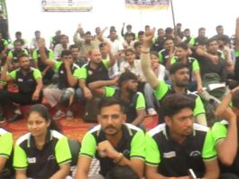 बहाली और बकाया वेतन की मांग को लेकर ट्रैफिक मार्शलों का प्रदर्शन Traffic marshals protest demanding reinstatement and payment of outstanding salaries.