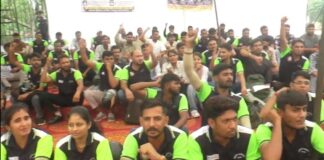 बहाली और बकाया वेतन की मांग को लेकर ट्रैफिक मार्शलों का प्रदर्शन Traffic marshals protest demanding reinstatement and payment of outstanding salaries.