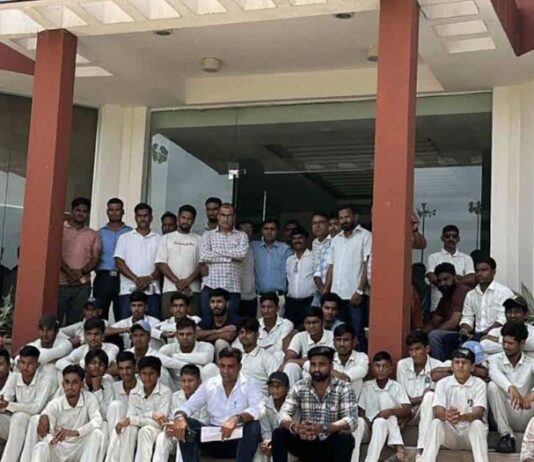 भरतपुर जिला क्रिकेट संघ के निलंबन के विरोध में आरसीए पहुंचे खिलाड़ी Players reached the RCA to protest against the suspension of the Bharatpur District Cricket Association.