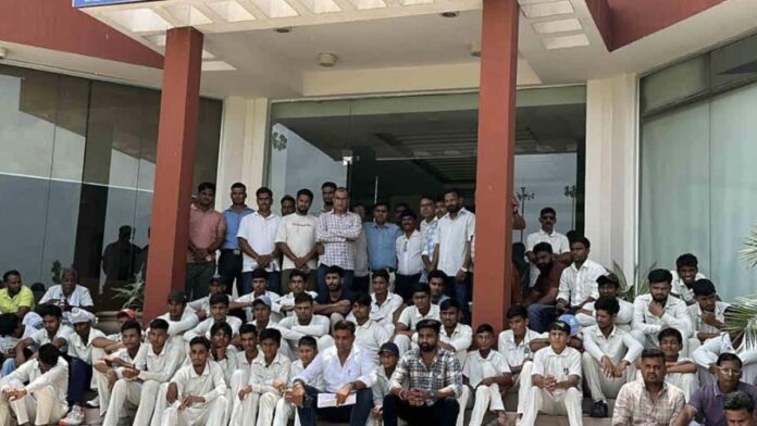 Players reached the RCA to protest against the suspension of the Bharatpur District Cricket Association. Players reached the RCA to protest against the suspension of the Bharatpur District Cricket Association.
