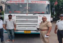 89 और 50 पेंडिंग चालान वाली दो बसें जब्त Two buses with 89 and 50 pending challans impounded.