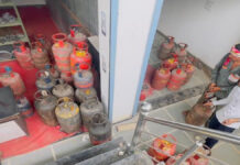 जयपुर में अवैध गैस कारोबार पर कार्रवाई करते हुए किए 66 सिलेंडर जब्त 66 cylinders seized during a crackdown on the illegal gas trade in Jaipur.