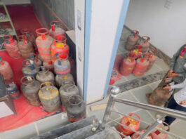 जयपुर में अवैध गैस कारोबार पर कार्रवाई करते हुए किए 66 सिलेंडर जब्त 66 cylinders seized during a crackdown on the illegal gas trade in Jaipur.