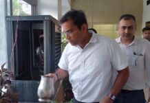 कलेक्ट्रेट में कूलर साफ कर जिला कलक्टर ने दिया डेंगू रोकथाम का संदेश