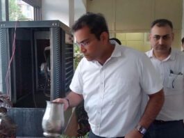कलेक्ट्रेट में कूलर साफ कर जिला कलक्टर ने दिया डेंगू रोकथाम का संदेश