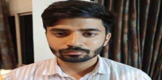 तीस हजार रुपये की रिश्वत लेते पकड़ा गया संयुक्त निदेशक का दलाल Joint Director's broker caught accepting a bribe.