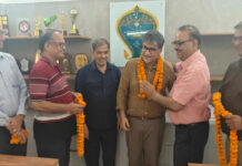 एसएमएस मेडिकल कॉलेज के प्रिंसिपल डॉ. दीपक महेश्वरी का आदर्श विद्या मंदिर में सम्मान SMS Medical College Principal Dr. Deepak Maheshwari Honored at Adarsh Vidya Mandir
