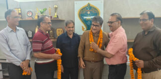एसएमएस मेडिकल कॉलेज के प्रिंसिपल डॉ. दीपक महेश्वरी का आदर्श विद्या मंदिर में सम्मान SMS Medical College Principal Dr. Deepak Maheshwari Honored at Adarsh Vidya Mandir