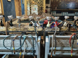 अवैध हुक्का बार पर पुलिस ने मारी रेड Police raid illegal hookah bar.