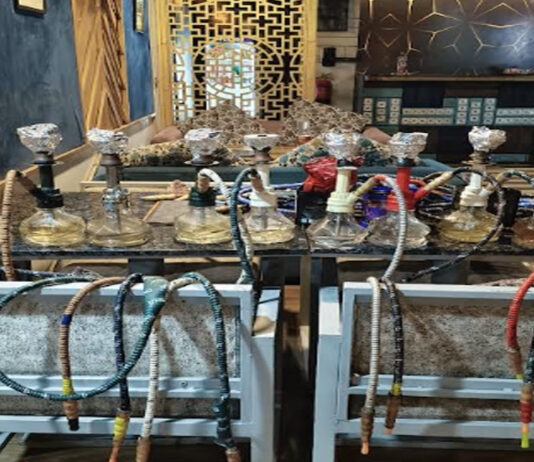 अवैध हुक्का बार पर पुलिस ने मारी रेड Police raid illegal hookah bar.