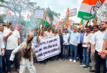 धर्मेंद्र प्रधान के इस्तीफे की मांग पर कांग्रेस ने कलेक्ट्रेट सर्किल पर किया पुतला दहन Congress burns effigy at Collectorate Circle demanding Dharmendra Pradhan's resignation.
