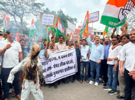 धर्मेंद्र प्रधान के इस्तीफे की मांग पर कांग्रेस ने कलेक्ट्रेट सर्किल पर किया पुतला दहन Congress burns effigy at Collectorate Circle demanding Dharmendra Pradhan's resignation.