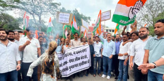 धर्मेंद्र प्रधान के इस्तीफे की मांग पर कांग्रेस ने कलेक्ट्रेट सर्किल पर किया पुतला दहन Congress burns effigy at Collectorate Circle demanding Dharmendra Pradhan's resignation.