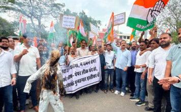 धर्मेंद्र प्रधान के इस्तीफे की मांग पर कांग्रेस ने कलेक्ट्रेट सर्किल पर किया पुतला दहन Congress burns effigy at Collectorate Circle demanding Dharmendra Pradhan's resignation.