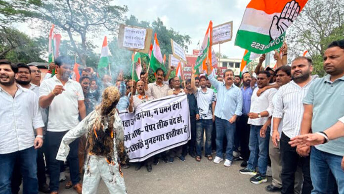 Congress burns effigy at Collectorate Circle demanding Dharmendra Pradhan's resignation.
