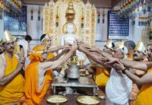 दिगंबर जैन मंदिर में शिखरों पर विराजमान जिनबिम्बों का हुआ महाअभिषेक Grand anointing ceremony held for the Jina idols enshrined on the spires of the Digambar Jain temple.