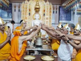 दिगंबर जैन मंदिर में शिखरों पर विराजमान जिनबिम्बों का हुआ महाअभिषेक Grand anointing ceremony held for the Jina idols enshrined on the spires of the Digambar Jain temple.