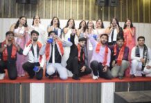 फेयरवेल में झूमे छात्र-छात्राएं, रंगारंग प्रस्तुतियों ने बांधा समां Students rejoiced at the farewell