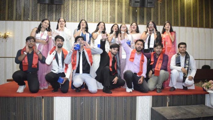 Students rejoiced at the farewell Students rejoiced at the farewell