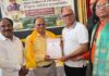 निःशुल्क ज्योतिष एवं चिकित्सा शिविर में डा. अशोक दुबे को किया गया सम्मानित Dr. Ashok Dubey honored at free astrology and medical camp.