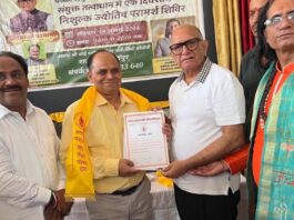 निःशुल्क ज्योतिष एवं चिकित्सा शिविर में डा. अशोक दुबे को किया गया सम्मानित Dr. Ashok Dubey honored at free astrology and medical camp.