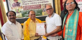 निःशुल्क ज्योतिष एवं चिकित्सा शिविर में डा. अशोक दुबे को किया गया सम्मानित Dr. Ashok Dubey honored at free astrology and medical camp.