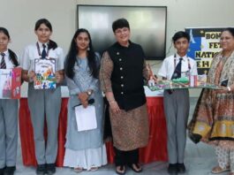 फ्रेंच डे पर विद्यार्थियों ने प्रस्तुत किए आकर्षक प्रोजेक्ट Students presented impressive projects on French Day.