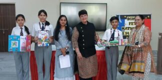 फ्रेंच डे पर विद्यार्थियों ने प्रस्तुत किए आकर्षक प्रोजेक्ट Students presented impressive projects on French Day.