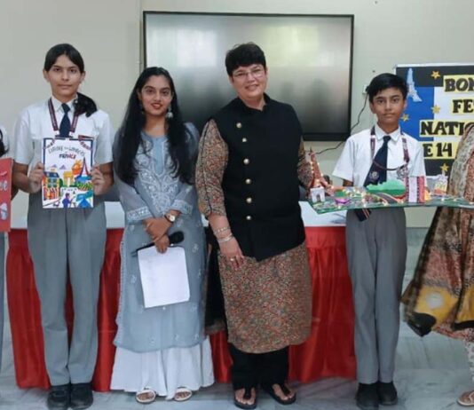 फ्रेंच डे पर विद्यार्थियों ने प्रस्तुत किए आकर्षक प्रोजेक्ट Students presented impressive projects on French Day.