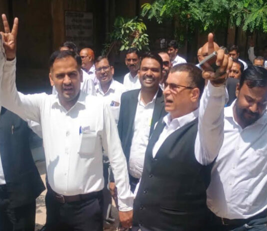 राजस्व वकीलों का आंदोलन उग्र: कलेक्ट्रेट बंद कर किया विरोध—प्रदर्शन Revenue lawyers' agitation intensifies