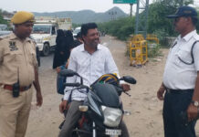 बिना हेलमेट वालों पर पुलिस का शिकंजा: पुलिस ने 97 हजार से अधिक काटे चालान Police crack down on riders without helmets.