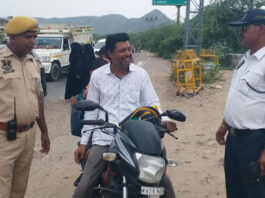 बिना हेलमेट वालों पर पुलिस का शिकंजा: पुलिस ने 97 हजार से अधिक काटे चालान Police crack down on riders without helmets.