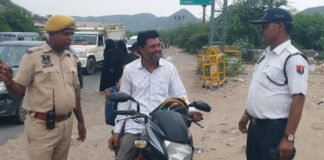 बिना हेलमेट वालों पर पुलिस का शिकंजा: पुलिस ने 97 हजार से अधिक काटे चालान Police crack down on riders without helmets.