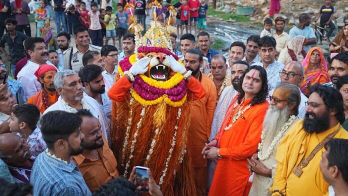 Hathoj Dham resounded with the chanting of 'Ram Naam' during the Guru Purnima festival. Hathoj Dham resounded with the chanting of 'Ram Naam' during the Guru Purnima festival.