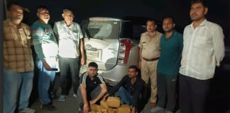 कार के गुप्त बॉक्स में छिपा रखा था 47 किलो गांजा, दो तस्कर गिरफ्तार 47 kg of cannabis was hidden in a secret compartment of the car.