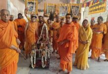 चांदी के रथ पर विराजे श्री गौर गोविंद जी